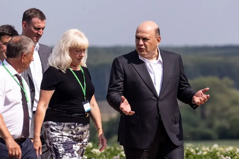 Михаил Мишустин во время посещения агрокомплекса в Кашире. Москва
