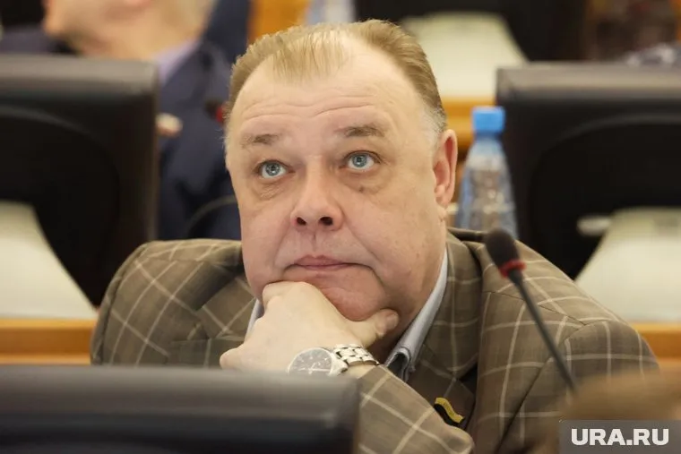 Депутат курганской облдумы подарил оружие общественникам