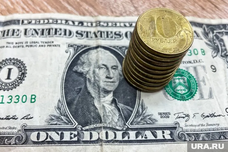 Стоимость доллара выросла до 99 рублей