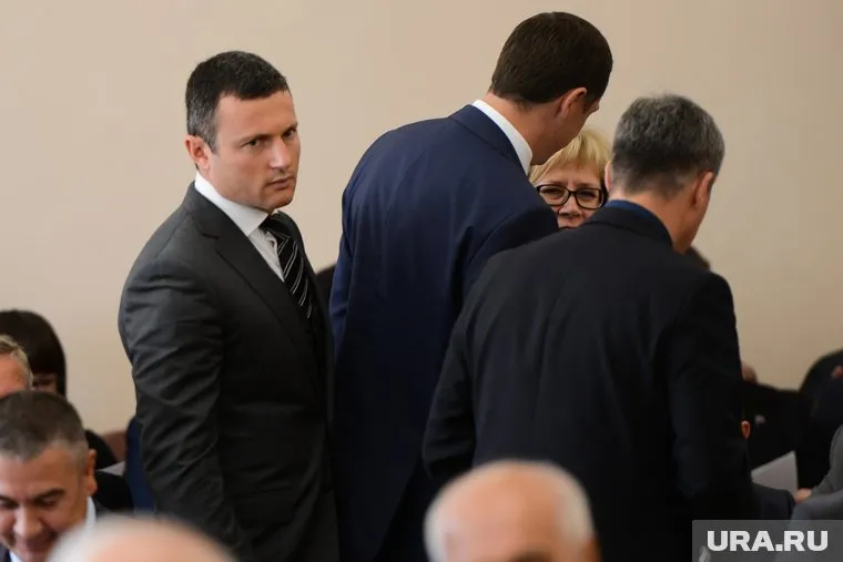 Человек из пула Ильи Мительмана (слева) внесет интригу в выборах депутата гордумы от Курчатовского райсовета Челябинска