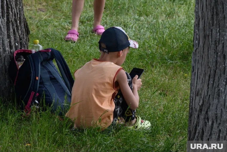 Родителям разрешили следить за детьми через специальные SIM-карты