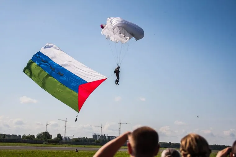 В гостях у Ютэйр. Тюмень, парашютист, флаг тюменской области