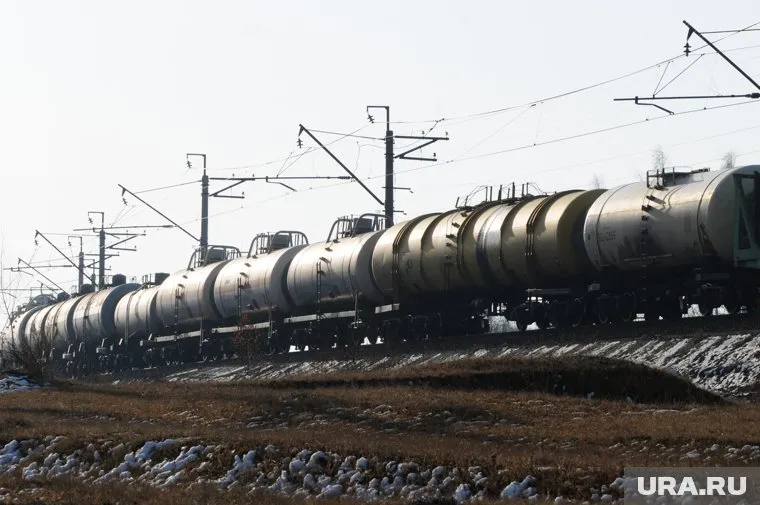 В составе поезда было 12 цистерн с мазутом