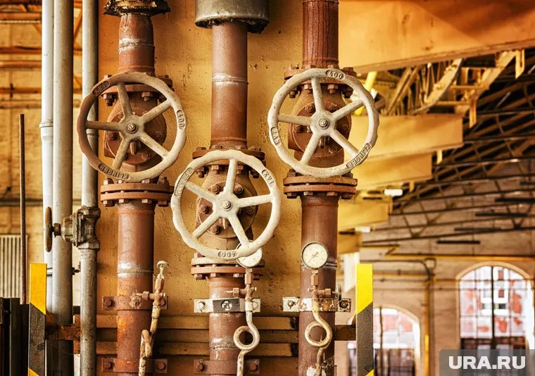 Вода из труб хлещет второй день