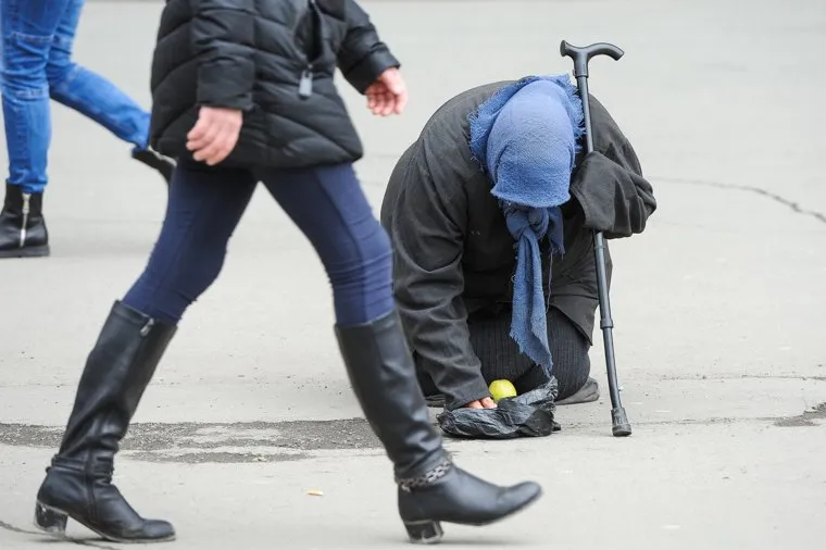 Нищенка. Челябинск, милостыня, санкции, нищая, нищета, бедность, нужда, попрошайка, подаяние, уровень жизни