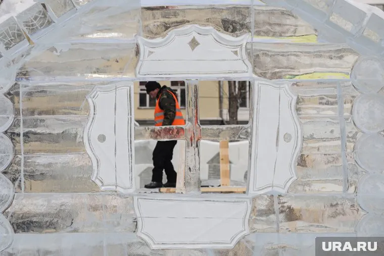 Работы в ледовом городке ведутся каждый день, несмотря на погодные условия, поделился Романов