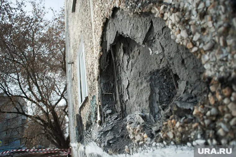 Талые воды привели к тому, что стена дома начала разрушаться (архивное фото)
