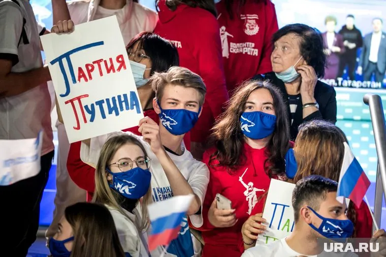 Президент России Владимир Путин не раз посещал съезды «Единой России» и подчеркивал свою связь с партией