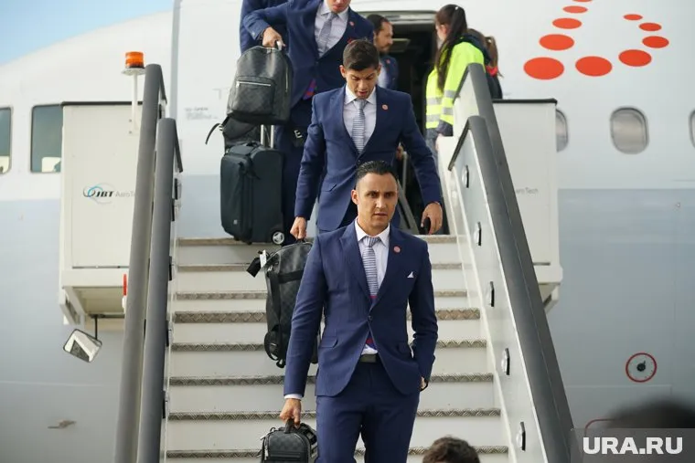 Молодой Ельцин (в центре фото) мечтает покорить Россию