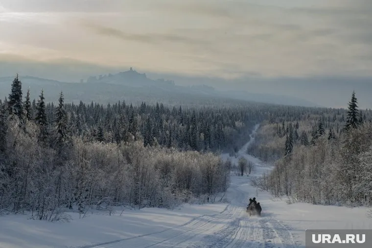 В ущелье Полярного Урала провалились двое человек на снегоходе