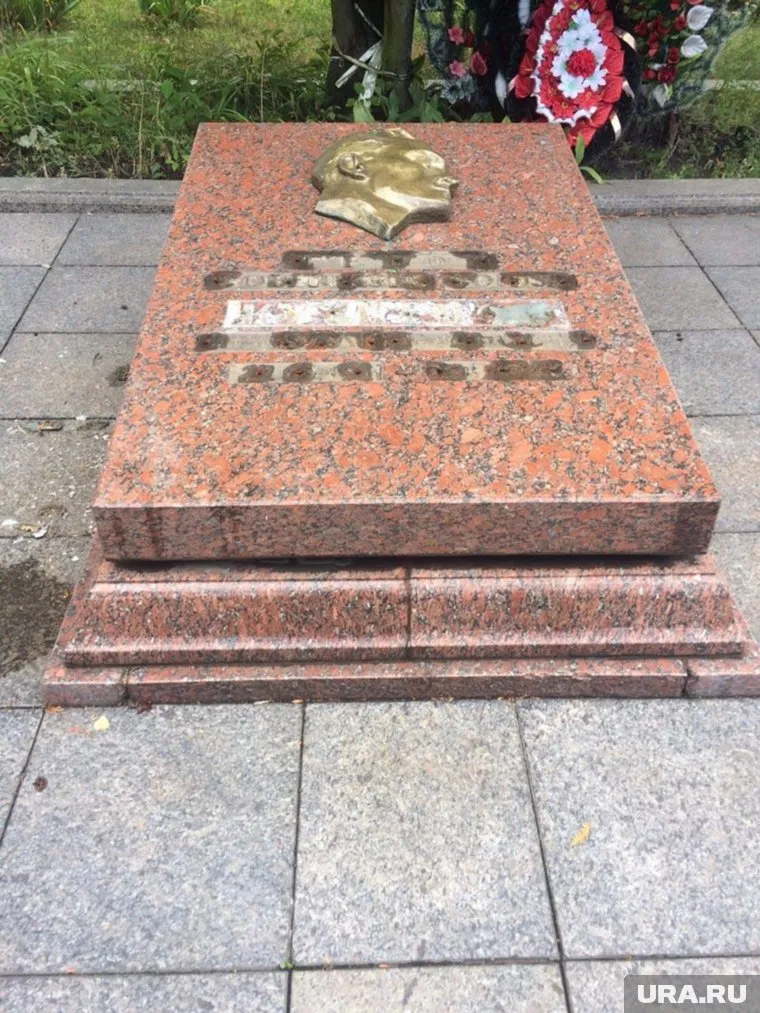 Неизвестные украли с мемориальной доски металлические буквы и цифры