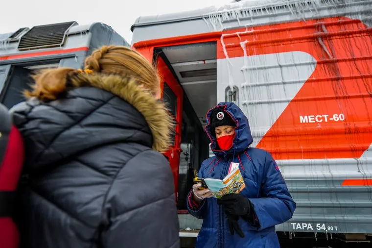 Дезинфекция и проверка масочного режима на железнодорожном вокзале. Челябинск