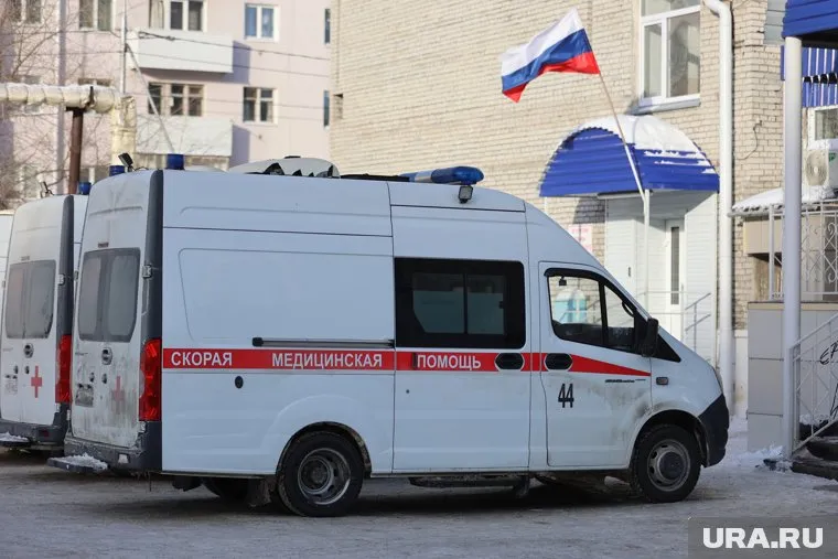На трассе Сургут-Когалым на месте аварии работали пять бригад скорой помощи и вертолет