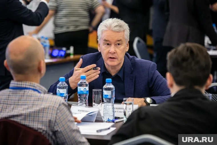 Собянин считался едва ли не главным борцом с коронавирусом. Но эпидемия слабнет, и он теряет статус