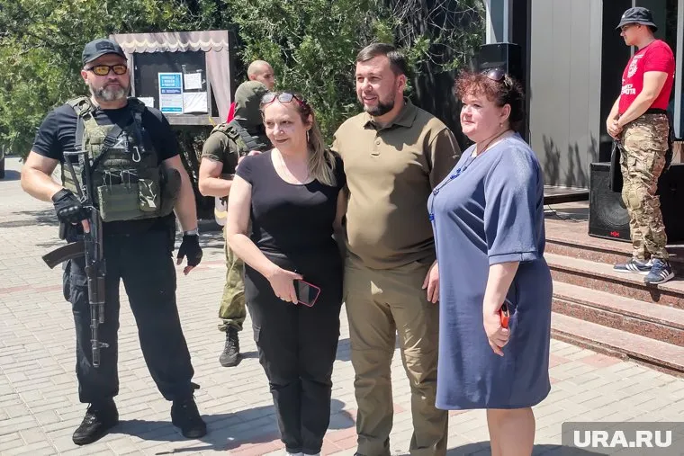 Денис Пушилин популярен на Донбассе, с ним фотографируются люди