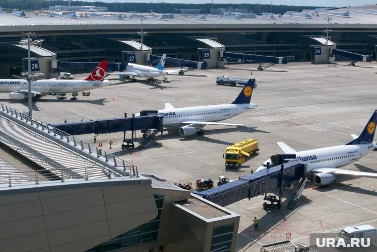 Рейсы перенаправляют в другие аэропорты