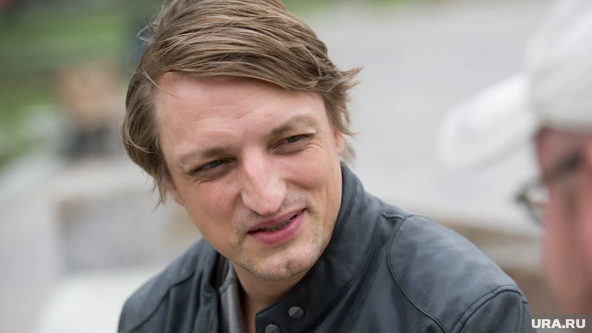 Тізерлеп отырған жалаңаш қыз