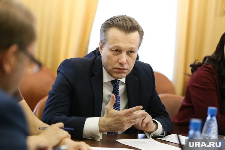 Новую структуру областного правительства депутатам представил Константин Ермаков
