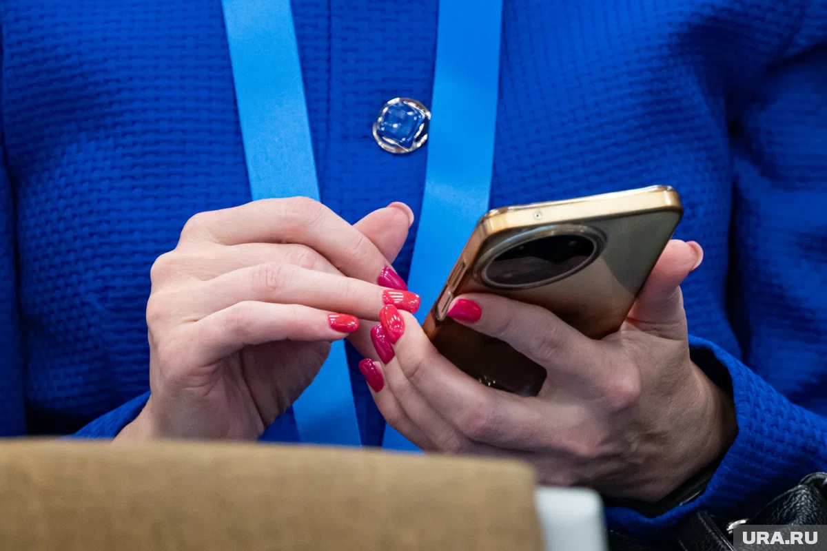 Есть более простые и безопасные способы продлить срок работы смартфона при низком заряде, заявил Джакония