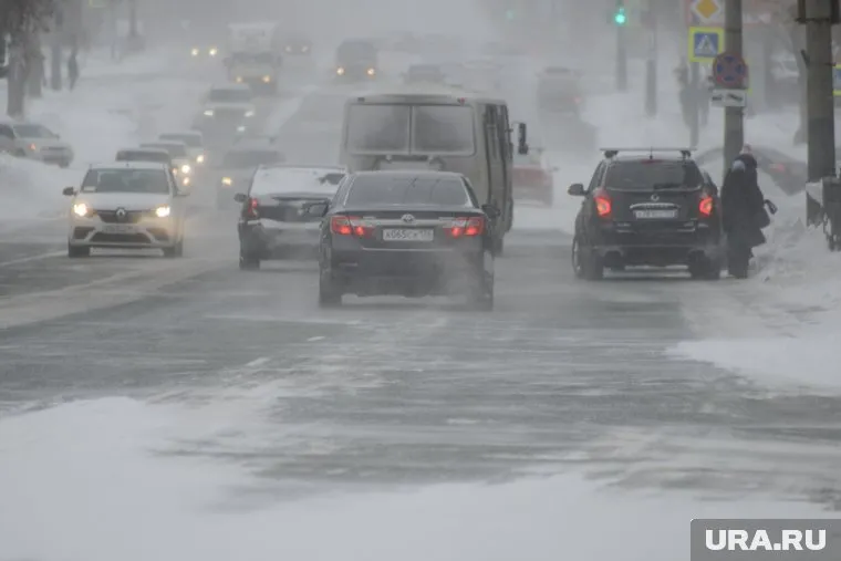 Синоптики предупреждают автовладельцев о гололеде на дорогах (фото из архива)