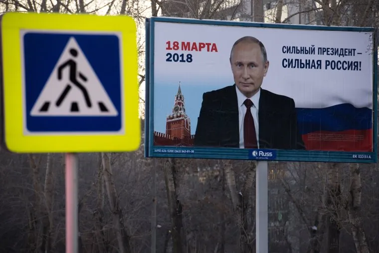 Предвыборный баннер с Владимиром Путиным. Екатеринбург, пешеходный переход, рекламный щит, предвыборная агитация, выборы президента, путин владимир, выборы2018