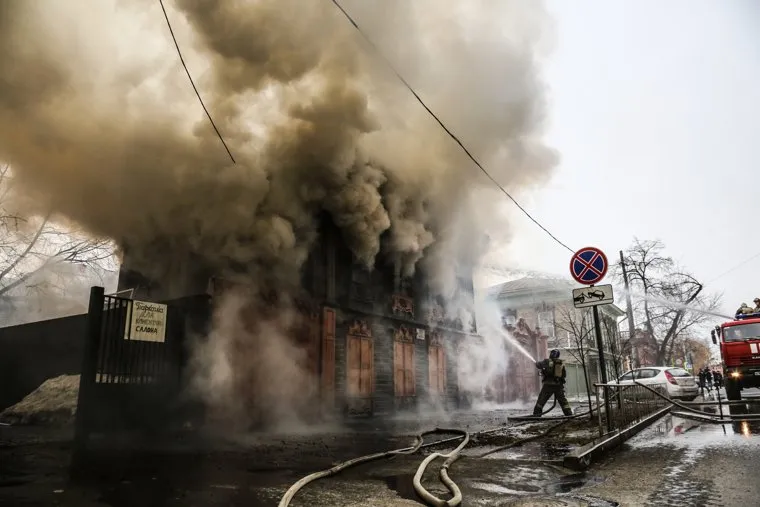Пожар в историческом здании по ул. Дзержинского 34. Тюмень