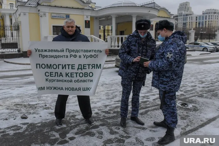 Председатель родительского комитета Курганской области Юрий Леонов просит полпреда Владимира Якушева помочь открыть школу в Кетово