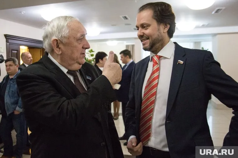 Владимир Сысоев (справа) вернулся в региональную политическую элиту