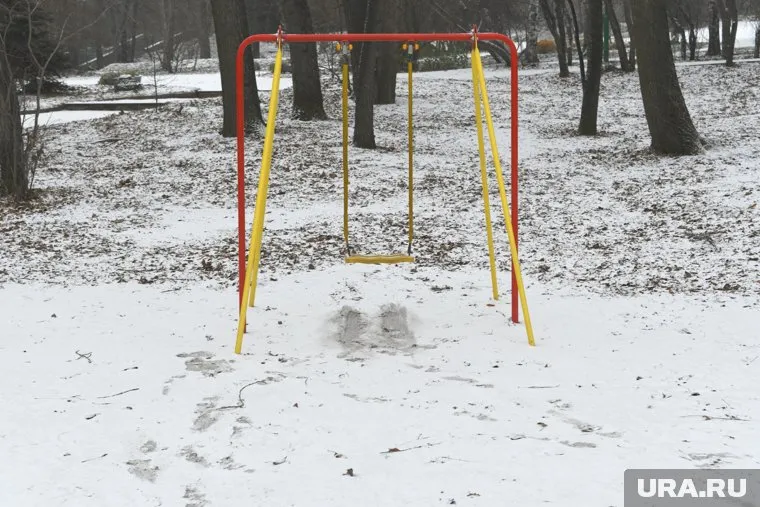 Рабочие повредили качели и песочницу, когда чистили снег