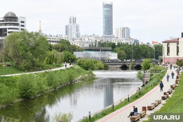 Мужчину, по словам очевидцев, ранили ножом и выкинули в Исеть