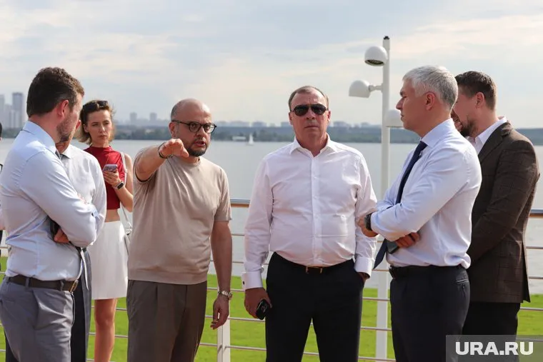 Алексей Орлов проверил ход работ на набережной Верх-Исетского пруда