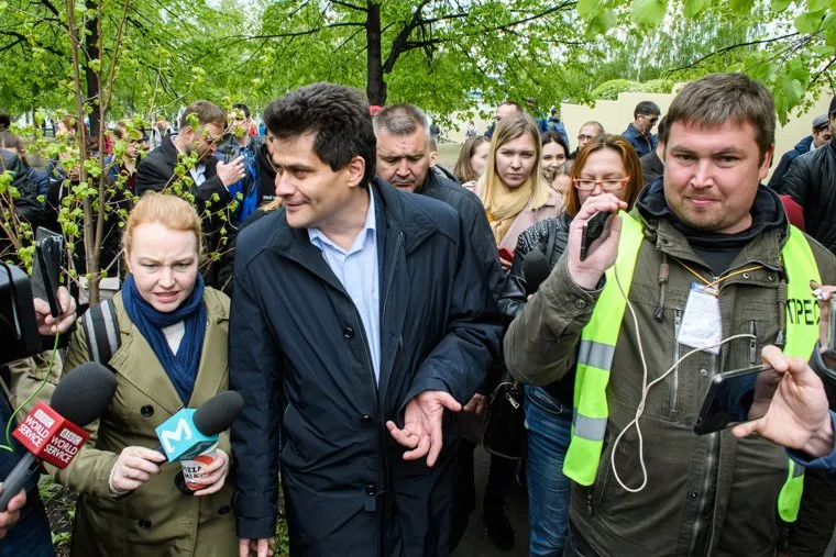 Шестой день протестов против строительства храма Св. Екатерины в сквере около драмтеатра - Александр Высокинский в сквере на Октябрьской площади. Екатеринбург