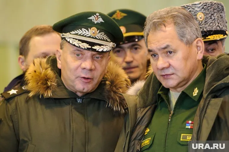 Юрий Борисов (слева) ранее был заместителем главы Минобороны Сергея Шойгу (справа), а теперь отвечает за развитие военно-промышленного комплекса