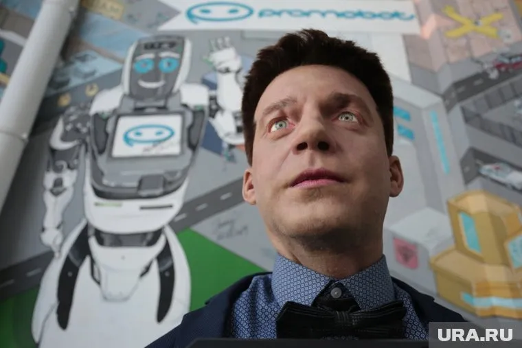 Реалистичный робот снимает все на участке и помогает консультациями