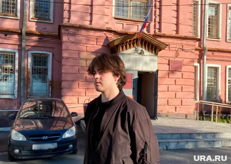 Аркадий Кребс возле суда в 2024 году