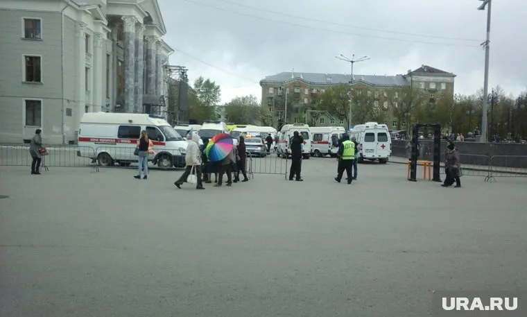 Судя по фото с места событий, туда подъехало порядка семи машин скорой помощи