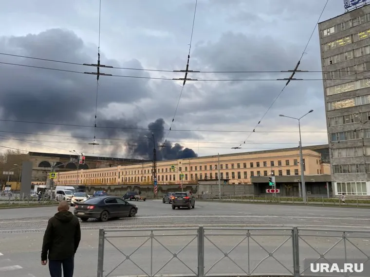 Судя по дыму возле УЭТМ, горит на производственном предприятии