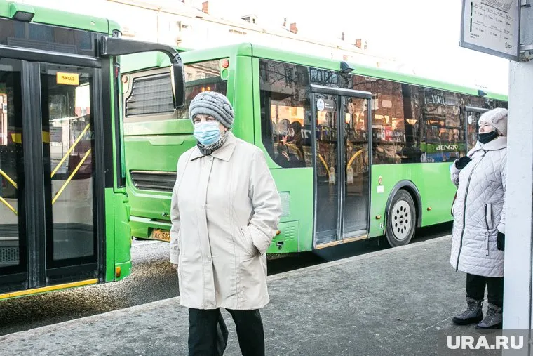 Людям старше 65 лет разблокируют транспортные для льготного проезда