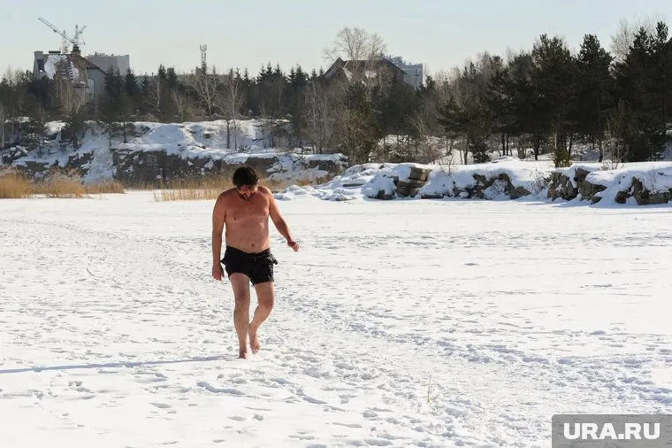 Голый мужчина устроил погоню за людьми