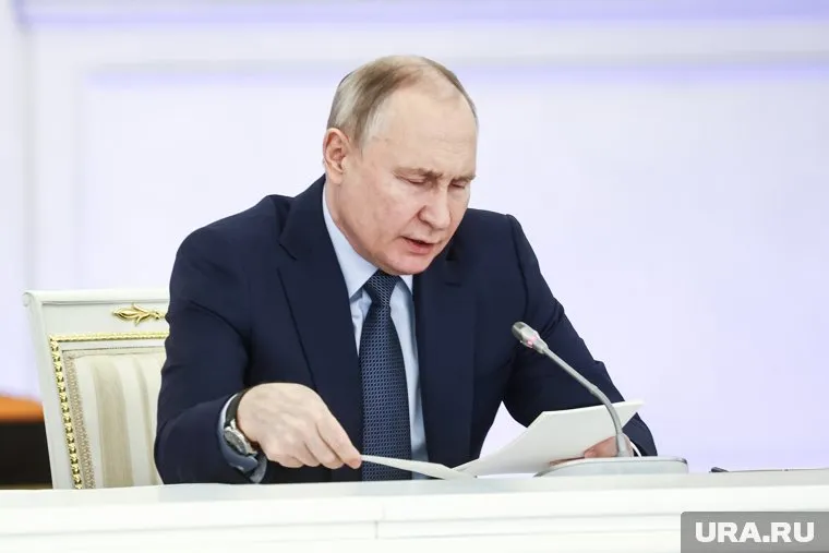 Владимир Путин запретил увольнять вдов военных СВО в течение одного года с момента гибели мужа