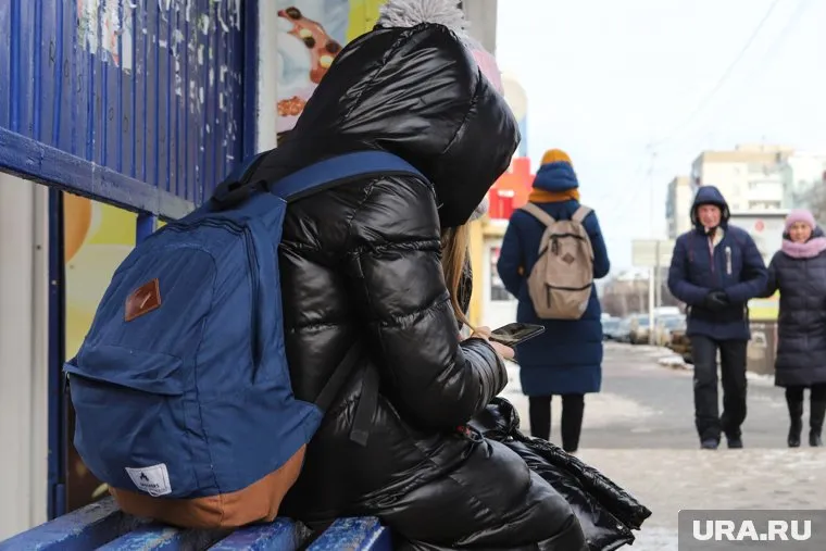 Юные ямальцы замерзали на улице в ожидании отправки автобуса