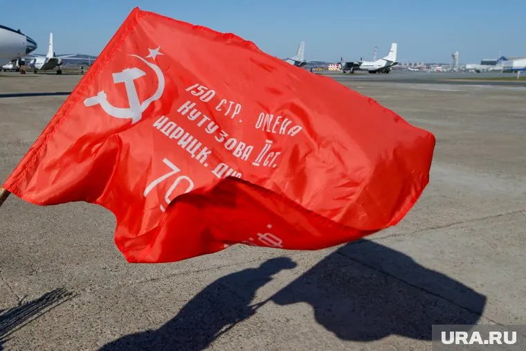 Знамя Победы наводит страх на западные страны, считает Шеремет