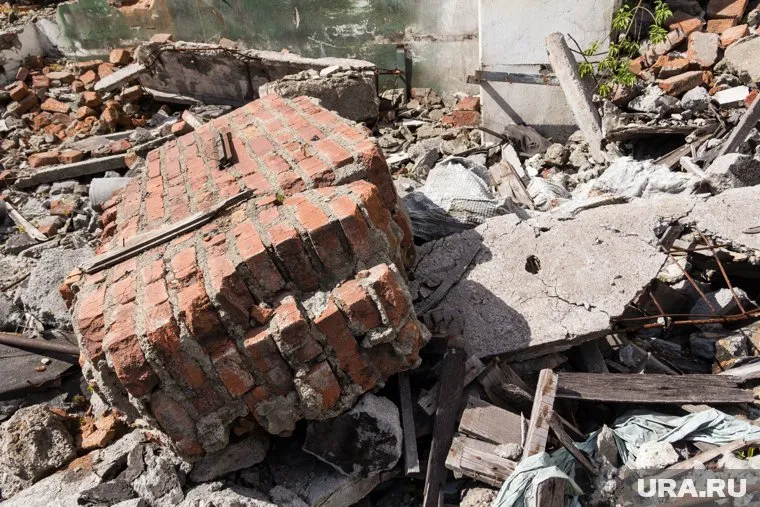 Обломки кирпичей засыпали машины