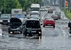 Редкая гроза накрыла Курган и погрузила под воду