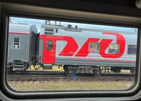 Пермяк на ходу выпрыгнул из поезда после ссоры с женой и получил штраф