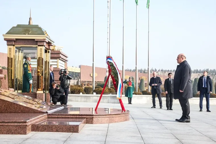 Михаил Мишустин на возложении цветов к мемориалу "Народная память". Ашхабад 