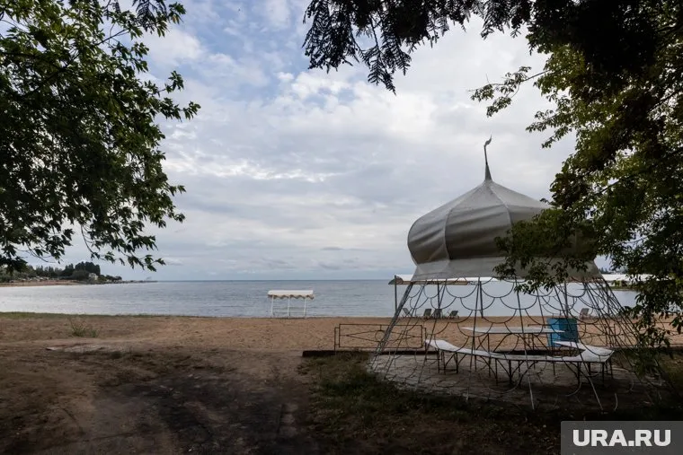 На пляжах Иссык-Куля бывает пустынно