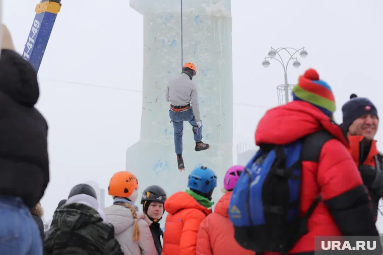 В последний день работы ледового городка по традиции проходят соревнования альпинистов
