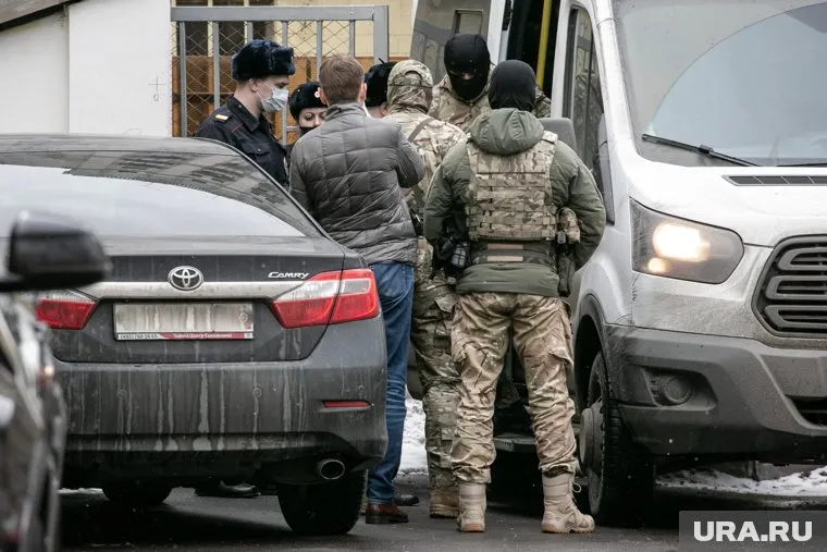 Силовики останавливают автомобили и досматривают их на предмет перевозки оружия и взрывчатых веществ