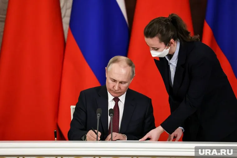 Владимир Путин ввел пожизненное заключение за госизмену